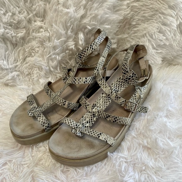 Donald J Pliner Fritz grey Snake print gladiator platform sandals size 9 - Picture 1 of 7